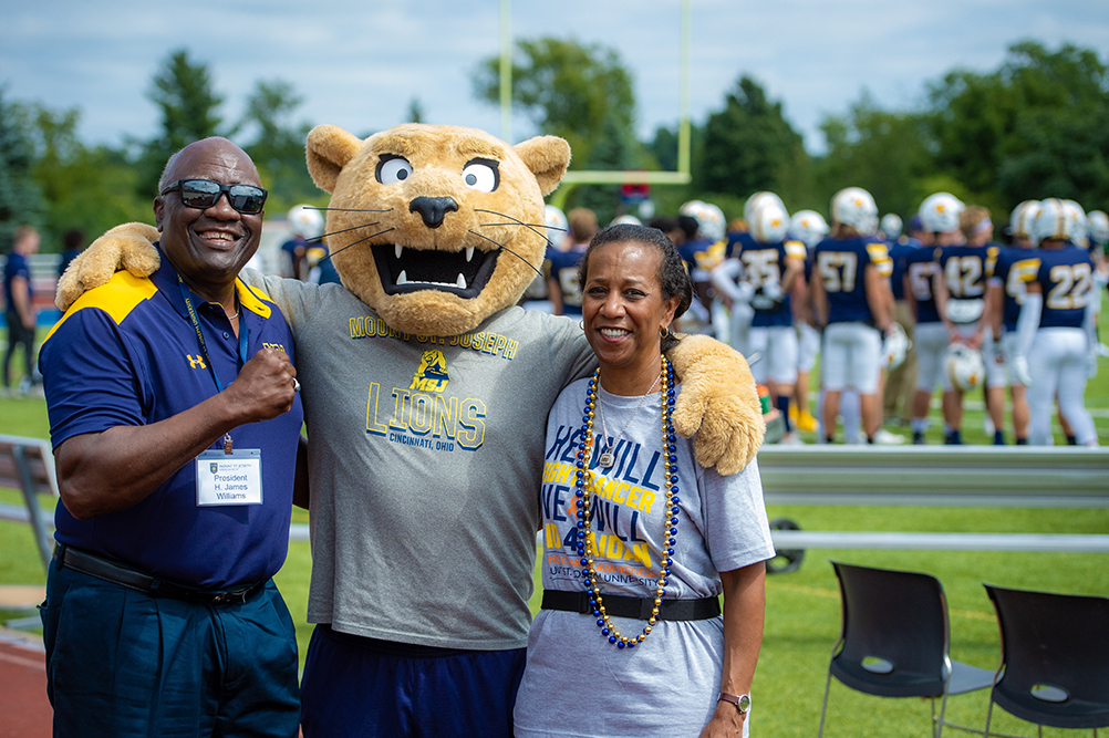 joe lion with president and mrs. williams
